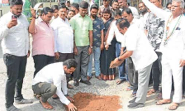 ಮೈಸೂರು: ರಸ್ತೆ ಗುಂಡಿ ಮುಚ್ಚಿ ಶಾಸಕರ ವಿರುದ್ಧ ಪ್ರತಿಭಟನೆ
