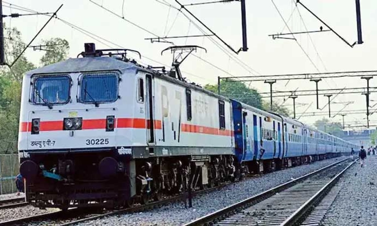 ಟಿಕೆಟ್ ಗಲಾಟೆ; ಯೋಧನನ್ನು ರೈಲಿನಿಂದ ಹೊರತಳ್ಳಿದ ಟಿಟಿಇ, ಕಾಲು ಕಳೆದುಕೊಂಡ ಯೋಧ