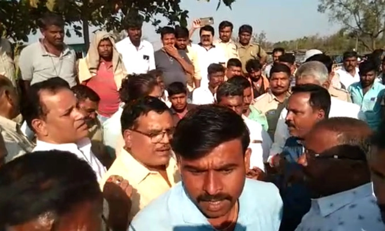 ಸಕ್ಕರೆ ಕಾರ್ಖಾನೆಗೆ ರೈತರ ದಿಢೀರ್ ಮುತ್ತಿಗೆ; ಕಾರ್ಖಾನೆ ಬಂದ್