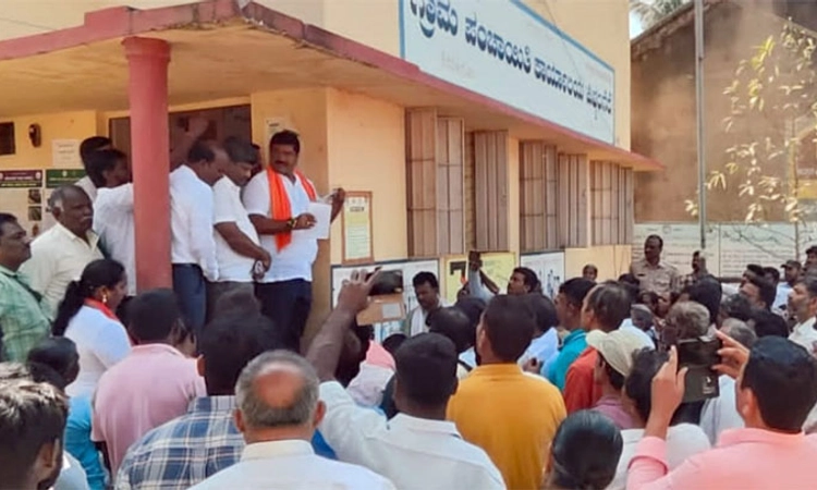 ಶಿವಮೊಗ್ಗ: ಶಾಸಕ ಅಶೋಕ್ ನಾಯ್ಕ್ ರಿಗೆ ಘೇರಾವ್ ಹಾಕಿ ಪ್ರತಿಭಟನೆ
