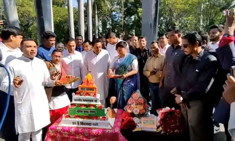 ದೇಗುಲ ಆಕಾರ ಕೇಕ್‌ ಕತ್ತರಿಸಿ ವಿವಾದ ಸೃಷ್ಟಿಸಿದ ಕಮಲ್‌ನಾಥ್‌