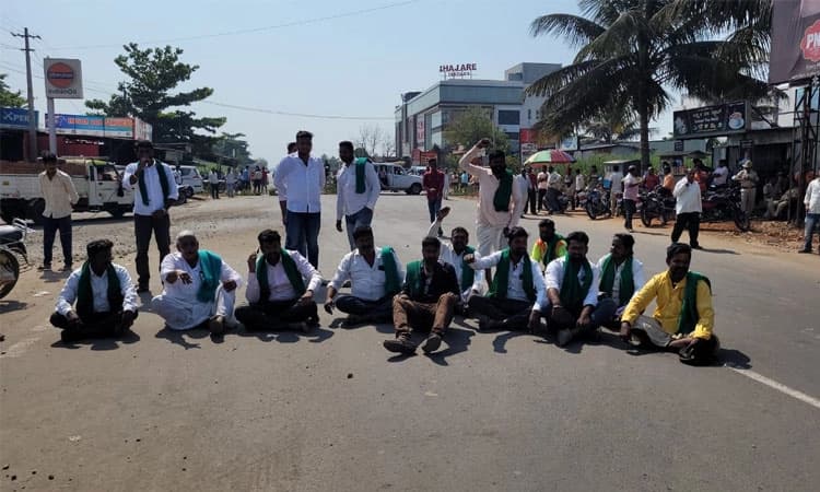 ರಬಕವಿ: ಕಬ್ಬಿಗೆ ಸೂಕ್ತ ಬೆಲೆ ನೀಡಲು ಒತ್ತಾಯಿಸಿ ರೈತರಿಂದ ರಸ್ತೆ ತಡೆದು ಪ್ರತಿಭಟನೆ