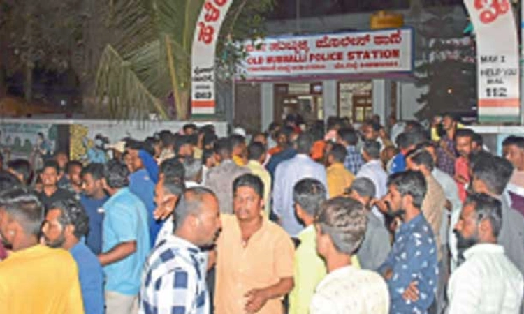 ಆಮಿಷವೊಡ್ಡಿ ಮತಾಂತರ; ಠಾಣೆಗೆ ಮುತ್ತಿಗೆ; ಮತಾಂತರಿಗಳ ವಿರುದ್ಧ ಕ್ರಮಕ್ಕೆ ದೂರು