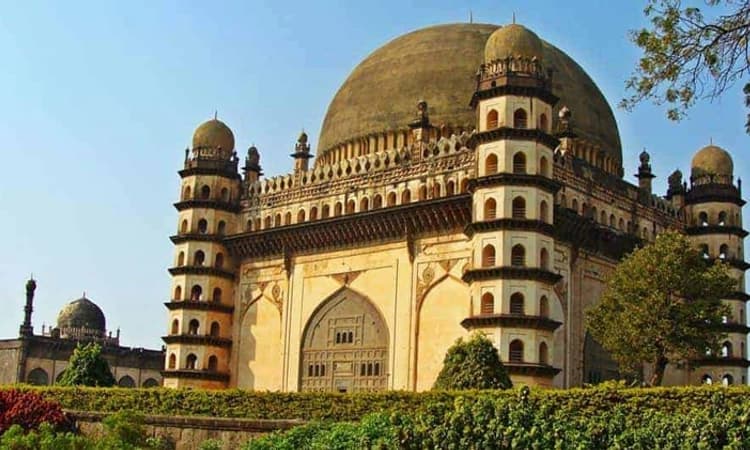 ವಿಜಯಪುರ: ಗೋಲಗುಂಬಜ್ ಮೇಲಿಂದ ಹಾರಿ ವ್ಯಕ್ತಿ ಆತ್ಮಹತ್ಯೆ