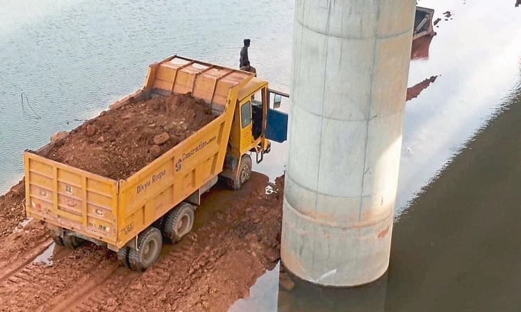 ಸೇತುವೆ ಕಾಮಗಾರಿ ವೇಳೆ ನದಿಯಲ್ಲಿ ಬಾಕಿಯಾದ ಲಾರಿ!