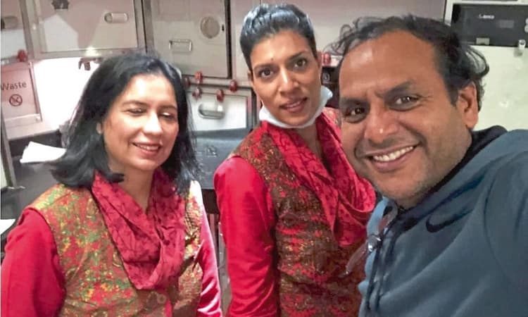 ವೈದ್ಯರ ಜತೆ ರೋಗಿಗೆ ನೆರವಾದ ಮಂಗಳೂರು ಮೂಲದ ಗಗನಸಖಿ