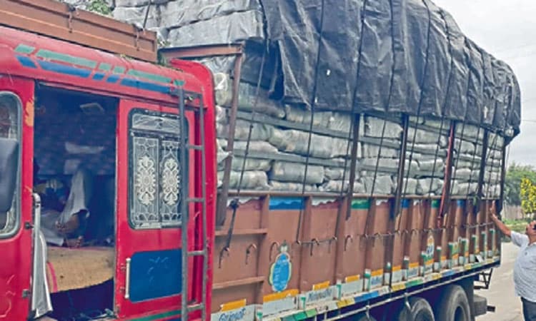 ನಕಲಿ ಕೃಷಿ ಸಾಮಗ್ರಿ ಸಾಗಣೆ: ಲಾರಿ ವಶ