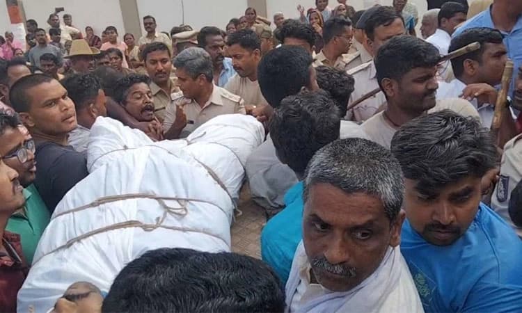 ಪೊಲೀಸ್‌ ಠಾಣೆ ಎದುರು ಶವ ಇಟ್ಟು ಪ್ರತಿಭಟನೆ