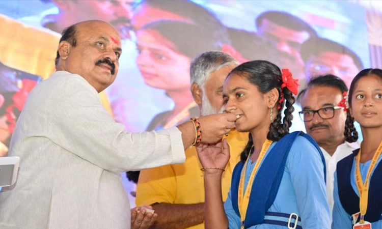 ಶಾಲಾ ಕಟ್ಟಡ ವಿವಾದಕ್ಕೆ ತೆರೆ ಎಳೆದ ಬೊಮ್ಮಾಯಿ: ಆರು ಸಾವಿರ ಕೊಠಡಿ ನಿರ್ಮಾಣದ ಭರವಸೆ