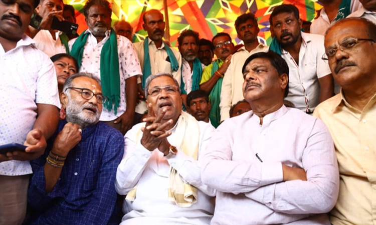 ಕಬ್ಬು ಬೆಳೆಗೆ ಬೆಲೆ ನಿಗದಿ ಪಡಿಸಲು ಆಗ್ರಹಿಸಿ ಪ್ರತಿಭಟನೆ: ರೈತರನ್ನು ಭೇಟಿಯಾದ ಸಿದ್ದರಾಮಯ್ಯ