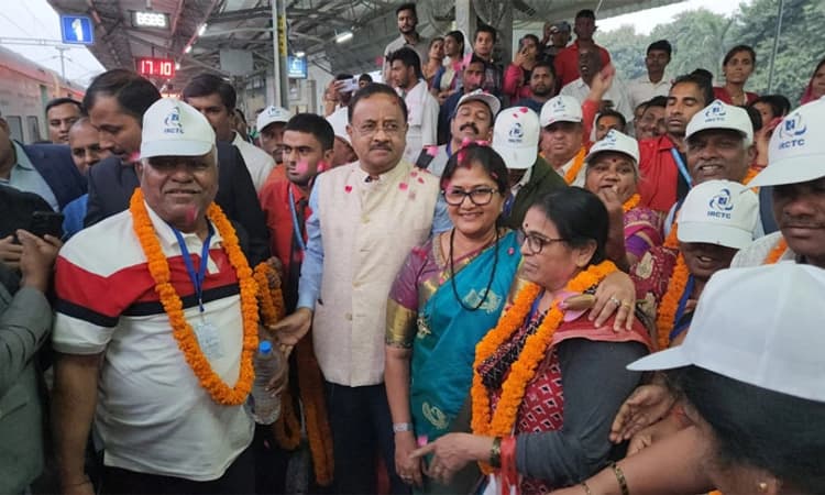 ಕಾಶಿ ದರ್ಶನ ವಿಶೇಷ ರೈಲು ಯಾತ್ರಿಗಳಿಗೆ ಸಚಿವೆ ಶಶಿಕಲಾ ಜೊಲ್ಲೆ ಸ್ವಾಗತ