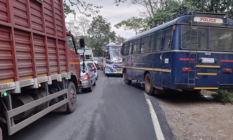 ವಾಹನ ಕೆಟ್ಟು ನಿಂತು ಚಾರ್ಮಾಡಿ ಘಾಟ್ ನಲ್ಲಿ ಟ್ರಾಫಿಕ್ ಜಾಮ್: ವಾಹನ ಸವಾರರ ಪರದಾಟ
