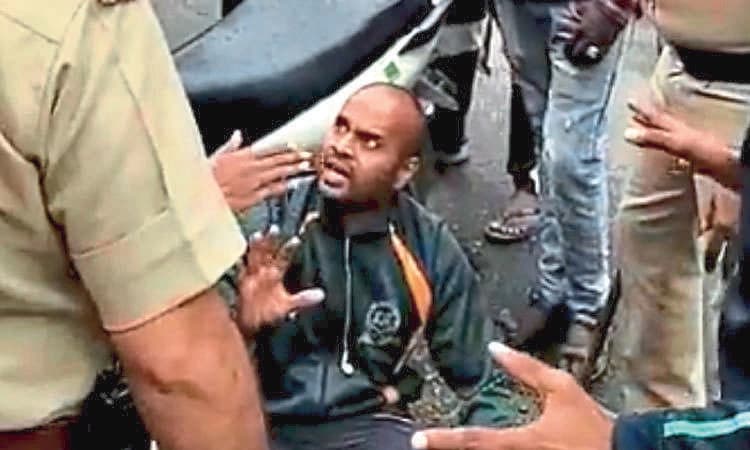 ರಸ್ತೆ ಗುಂಡಿ ಸ್ಥಳದಲ್ಲೇ ಅರ್ಧ ದಿನ ಬೈಕ್‌ ಸವಾರನ ಪ್ರತಿಭಟನೆ!