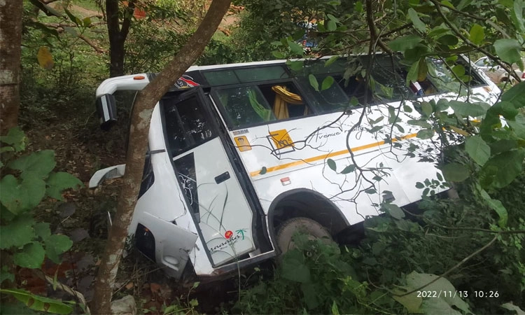 ಬೆಳ್ತಂಗಡಿ: ಮಿನಿ ಟೆಂಪೋ ಚರಂಡಿಗೆ ಬಿದ್ದು ಹಲವರಿಗೆ ಗಾಯ