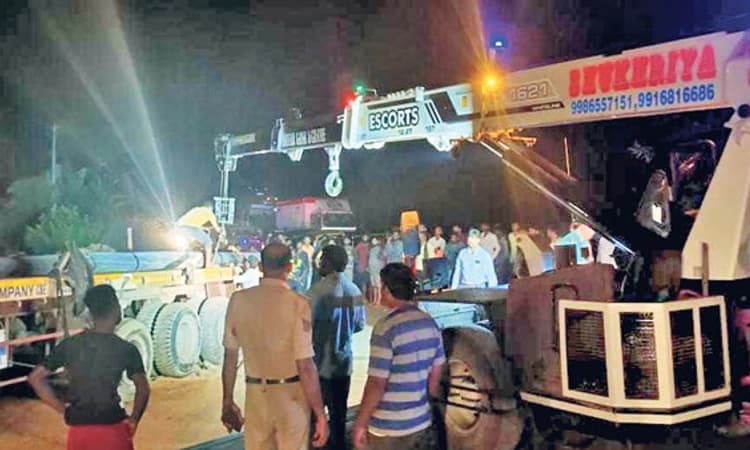 ಉಪ್ಪಿನಂಗಡಿ: ಹೆದ್ದಾರಿಯಲ್ಲಿ ಮಗುಚಿ ಬಿದ್ದ ಲಾರಿ; ಸಂಚಾರ ಅಸ್ತವ್ಯಸ್ತ