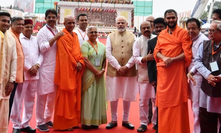 ಆದಿಚುಂಚನಗಿರಿ ಶ್ರೀಗಳ ಹೆಗಲ ಮೇಲೆ ಆರ್. ಅಶೋಕ್ ಕೈ ; ಕಾಂಗ್ರೆಸ್ ಆಕ್ರೋಶ