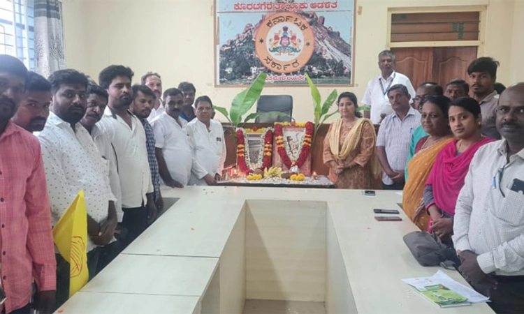 ಕೊರಟಗೆರೆ ತಾಲೂಕು ಕಚೇರಿಯಲ್ಲಿ ಕನಕದಾಸ, ಒನಕೆ ಓಬವ್ವ ಜಯಂತಿ