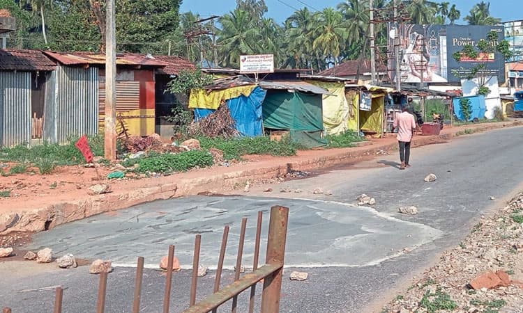 ಕೋಟೇಶ್ವರ ಸರ್ವಿಸ್‌ ರಸ್ತೆ ಹೊಂಡಕ್ಕೆ ತೇಪೆ; ಕೊನೆಗೂ ವಾಹನ ಸವಾರರ ಸಮಸ್ಯೆಗೆ ಮುಕ್ತಿ