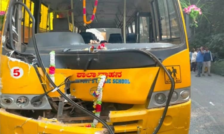 ಯಲ್ಲಾಪುರ: ಟ್ಯಾಂಕರ್ ಗೆ ಡಿಕ್ಕಿ ಹೊಡೆದ ಶಾಲಾವಾಹನ; 12 ಕ್ಕೂ ಅಧಿಕ ಮಂದಿಗೆ ಗಾಯ