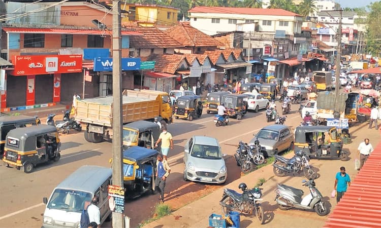 ಕಿನ್ನಿಗೋಳಿ: ಪರಿಹಾರವಾಗದ ಪಾರ್ಕಿಂಗ್‌, ಟ್ರಾಫಿಕ್‌ ಸಮಸ್ಯೆ