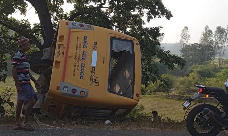 ದೇವಸ್ಥಾನ ವೀಕ್ಷಣೆಗೆಂದು ಬರುತ್ತಿದ್ದ ಮಿನಿ ಶಾಲಾ ಬಸ್ ಪಲ್ಟಿ; ಓರ್ವರು ಮೃತ, 12 ಜನರಿಗೆ ಗಾಯ