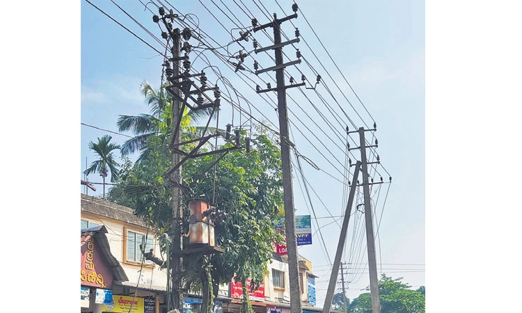 ವಿದ್ಯುತ್‌ ಕಂಬಗಳಲ್ಲಿ ಅನಧಿಕೃತ ಫ್ಲೆಕ್ಸ್‌
