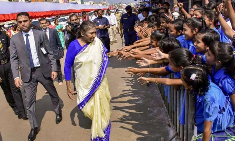 ಪುರಿ ದೇಗುಲಕ್ಕೆ 2 ಕಿ.ಮೀ. ನಡೆದೇ ಬಂದ ರಾಷ್ಟ್ರಪತಿ ದ್ರೌಪದಿ