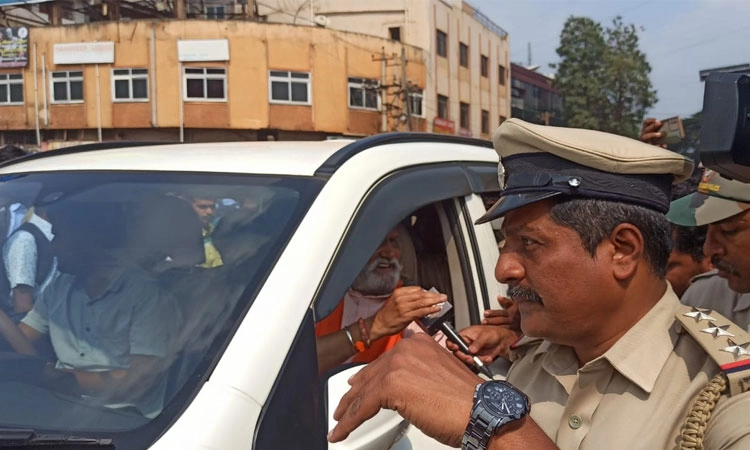ಟಿಪ್ಪು ಜಯಂತಿ ಆಚರಣೆಗೆ ವಿರೋಧ;ಪ್ರಮೋದ್ ಮುತಾಲಿಕ್ ಸೇರಿ ಹಲವು ಕಾರ್ಯಕರ್ತರು ಪೊಲೀಸ್ ವಶಕ್ಕೆ