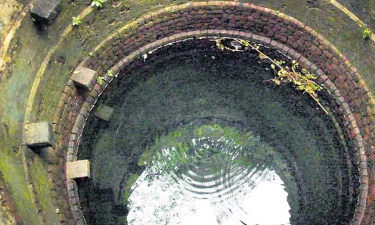 ಮಸ್ಕಿ: ಮೀನಿಗೆ ಆಹಾರ ಹಾಕಲು ಹೋಗಿ ಬಾವಿಗೆ ಬಿದ್ದ ವಿದ್ಯಾರ್ಥಿನಿ, ಇನ್ನೂ ಪತ್ತೆಯಾಗದ ದೇಹ