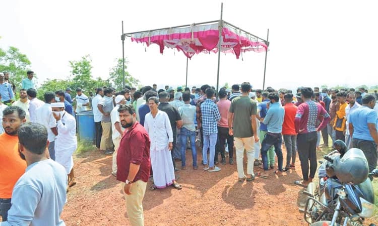 ಹೊಂಡದಿಂದ ಮೃತದೇಹ ತೆಗೆದು ಕುಟುಂಬಕ್ಕೆ ಹಸ್ತಾಂತರ; ಆರೋಪಿ ಪೊಲೀಸ್‌ ಕಸ್ಟಡಿಗೆ