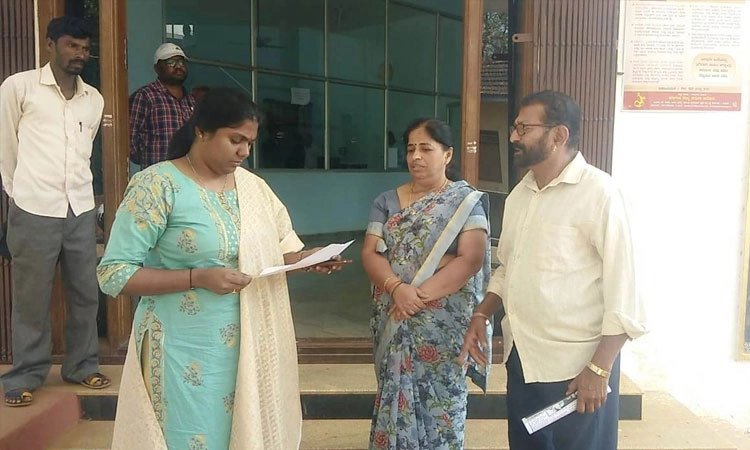 ತಾಪಂ ಅಧಿಕಾರಿಯ ಲಂಚ ಬೇಡಿಕೆ; ದಯಾಮರಣಕ್ಕೆ ಮನವಿ ಸಲ್ಲಿಸಿದ ದಂಪತಿ
