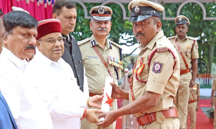 ಉಡುಪಿ ಅಗ್ನಿಶಾಮಕ ಸಹಾಯಕ ಠಾಣಾಧಿಕಾರಿ ಮುಹಮ್ಮದ್ ಗೌಸ್ ಗೆ ರಾಷ್ಟ್ರಪತಿ ಪದಕ ಪ್ರದಾನ