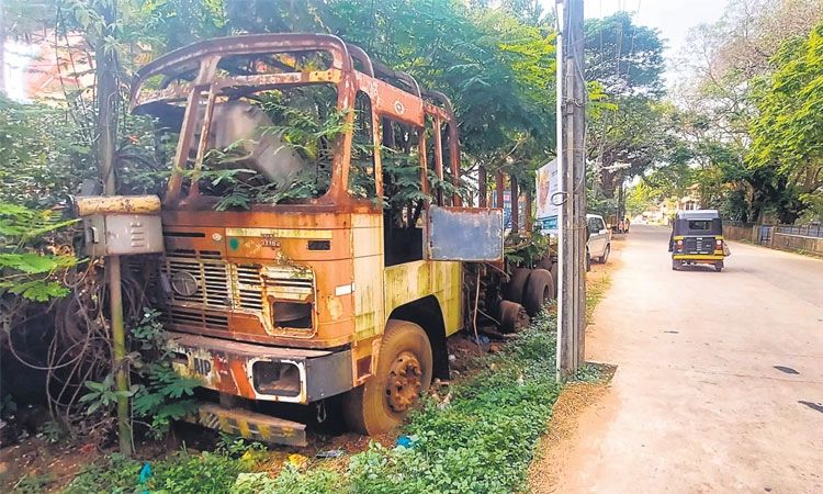 ರಸ್ತೆ ಬದಿ ನಿರುಪಯುಕ್ತ ವಾಹನ: ಅಪಘಾತಕ್ಕೆ ಆಹ್ವಾನ