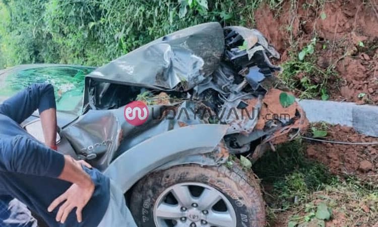 ಚಾಲಕನ ನಿಯಂತ್ರಣ ತಪ್ಪಿ ವಿದ್ಯುತ್ ಕಂಬಕ್ಕೆ ಢಿಕ್ಕಿ ಹೊಡೆದ ಕಾರು; ಐವರು ಗಂಭೀರ