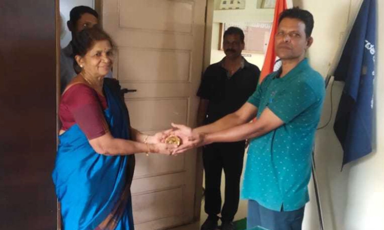 12 ಲಕ್ಷ ರೂ. ಚಿನ್ನವನ್ನು ವಾರಸುದಾರರಿಗೆ ಒಪ್ಪಿಸಿದ ರಿಕ್ಷಾ ಚಾಲಕ