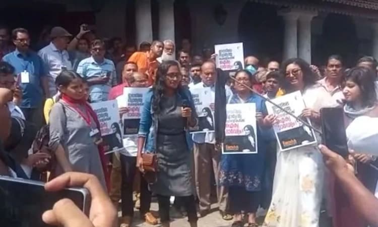 ಇರಾನ್ ಮಾದರಿ: ಕೇರಳದಲ್ಲಿ ಹಿಜಾಬ್ ಸುಟ್ಟು ಮುಸ್ಲಿಂ ಮಹಿಳೆಯರ ಪ್ರತಿಭಟನೆ