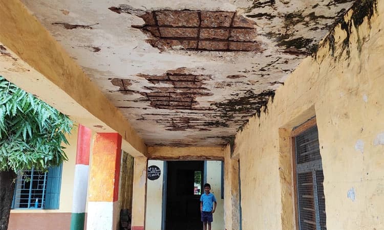 ಶಿಥಿಲಗೊಂಡ ಕೊಠಡಿಗಳ ಮಧ್ಯೆ ಮಕ್ಕಳಿಗೆ ಶಿಕ್ಷಣ; ಭಯದ ವಾತಾವರಣದಲ್ಲಿ ಶಾಲಾ ಮಕ್ಕಳು