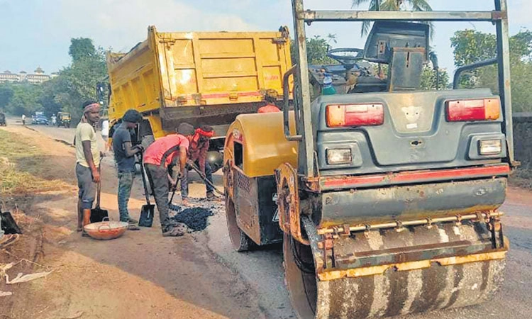 ಪೆರಂಪಳ್ಳಿ ರಸ್ತೆಗೆ ಕೊನೆಗೂ ತೇಪೆ ಭಾಗ್ಯ