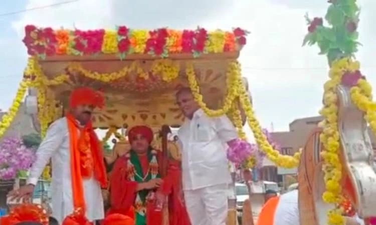 ಗಂಗಾವತಿ: ವೀರರಾಣಿ ಕಿತ್ತೂರು ಚನ್ನಮ್ಮ ಜಯಂತ್ಯುತ್ಸವ; ಪಂಚಮಸಾಲಿ ಶ್ರೀಗಳ ಮೆರವಣಿಗೆ