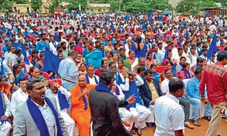 ಇನ್ಸ್‌ಪೆಕ್ಟರ್‌ ಅಮಾನತಿಗೆ ಆಗ್ರಹಿಸಿ ಬೃಹತ್‌ ಪ್ರತಿಭಟನೆ