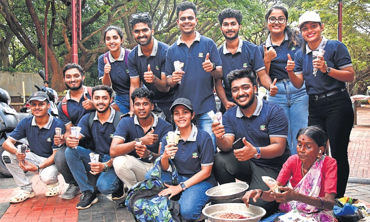 ಕಡ್ಲೆ ಮಾರುವ ಅಜ್ಜಿಯ ಸಹಾಯಕ್ಕೆ ರಸ್ತೆಗಿಳಿದ ಎಂಬಿಎ ವಿದ್ಯಾರ್ಥಿಗಳು!