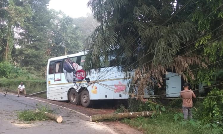 ಅರಂತೋಡು ತಿರುವಿನಲ್ಲಿ ನಿಯಂತ್ರಣ ತಪ್ಪಿದ ಐರಾವತ ಬಸ್ : ತಪ್ಪಿದ ಭಾರಿ ದುರಂತ