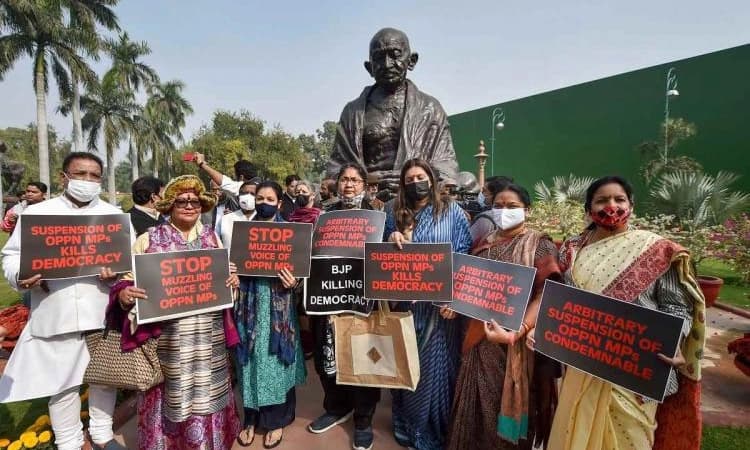 ಕಲಾಪ ಗಲಾಟೆ; ದಿನವಿಡೀ ವ್ಯರ್ಥ; ಸದಸ್ಯರ ಅಮಾನತು ಖಂಡಿಸಿ ವಿಪಕ್ಷ ಸಭಾತ್ಯಾಗ