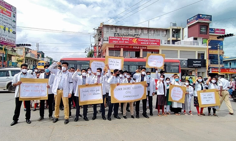 ವಿವಿಧ ಬೇಡಿಕೆಗಳಿಗೆ ಆಗ್ರಹಿಸಿ ಸರ್ಕಾರಿ ವೈದ್ಯಕೀಯ ಕಾಲೇಜಿನ ಕಿರಿಯ ವೈದ್ಯರ ಮುಷ್ಕರ