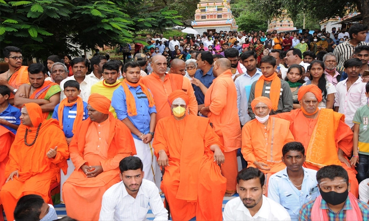 ಶ್ರೀ ಶಿವಕುಮಾರಸ್ವಾಮೀಜಿ ಗದ್ದುಗೆಗೆ ಲಕ್ಷ ಬಿಲ್ವಾರ್ಚನೆ