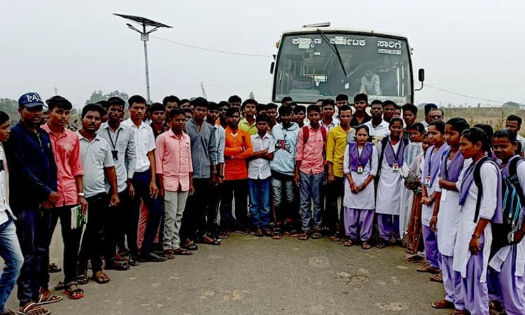 ವಿದ್ಯಾರ್ಥಿಗಳಿಂದ ಬಸ್‌ ತಡೆ