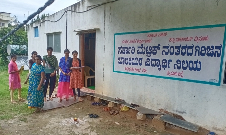 ಹಾಸ್ಟೆಲ್‌ನಲ್ಲಿ ಓದಲು ಕರೆಂಟಿಲ್ಲ, ಸ್ನಾನ, ಶೌಚಾಲಯಕ್ಕೂ ನೀರಿಲ್ಲ!