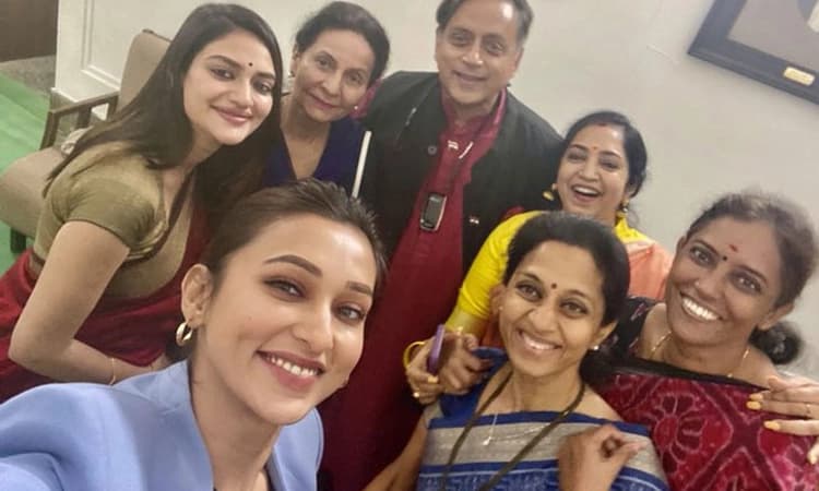 ಸಂಸದೆಯರೊಂದಿಗಿನ ಟ್ವೀಟ್ ವೈರಲ್: ಶಶಿ ತರೂರ್ ಕ್ಷಮೆ ಕೇಳಿದ್ದೇಕೆ ?