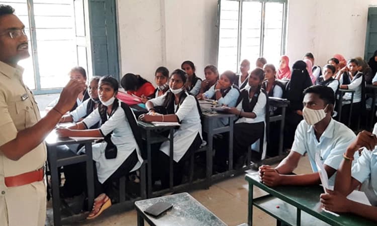 ಶಾಂತಿಯುತ ಸಮಾಜಕ್ಕೆ ಕಾನೂನು ಅರಿಯಿರಿ