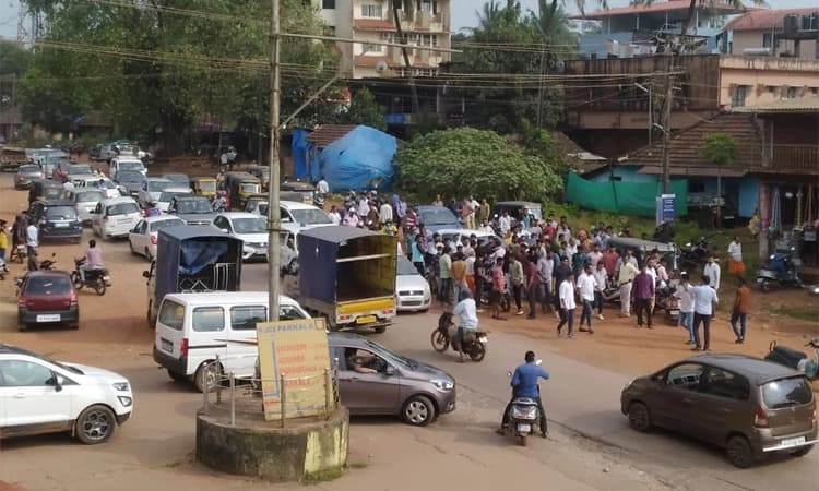 ಪರ್ಕಳ ಅಪಘಾತ ವೇಳೆ ಘರ್ಷಣೆ: ಮಣಿಪಾಲ ಠಾಣೆಗೆ ಮುತ್ತಿಗೆ ಹಾಕಿದ ಸಂಘಟನೆಗಳು
